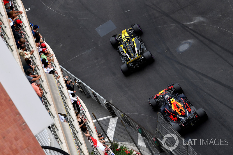 Max Verstappen mendekati Carlos Sainz