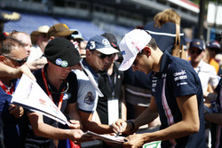 Esteban Ocon, Force India F1 taraftarlara imza dağıtıyor