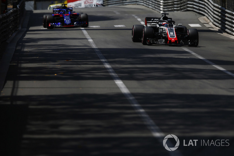 Romain Grosjean, Haas F1 Team VF-18, leads Brendon Hartley, Toro Rosso STR13