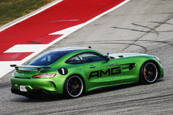 Lewis Hamilton, Mercedes AMG F1, guida una Mercedes SLS lungo la pista, con Usain Bolt sul sedile de