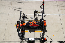 Fernando Alonso, McLaren MCL32, au stand