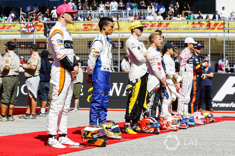 Стоффель Вандорн, McLaren, Паскаль Верляйн, Sauber, Нико Хюлькенберг, Renault Sport F1 Team, Кевин Магнуссен, Haas F1 Team, во время исполнения государственного гимна