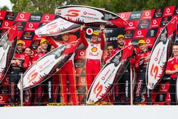 Podium: les vainqueurs Alexandre Prémat, Scott McLaughlin, DJR Team Penske, les deuxièmes Jamie Whincup , Paul Dumbrell, Triple Eight Race Engineering Holden, les troisièmes Shane van Gisbergen, Matt Campbell, Triple Eight Race Engineering Holde