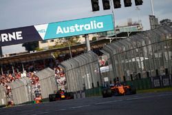 Fernando Alonso, McLaren MCL33 Renault, voor Max Verstappen, Red Bull Racing RB14 Tag Heuer