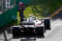 Romain Grosjean, Haas F1 Team VF-18 Ferrari, jumps out of his car and retires from the race