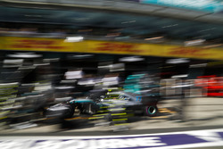 Valtteri Bottas, Mercedes AMG F1 W09, para en boxes
