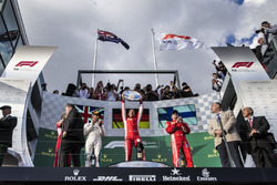 Podio: segundo lugar Lewis Hamilton, Mercedes-AMG F1, ganador de la carrera Sebastian Vettel, Ferrar