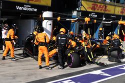 Fernando Alonso, McLaren MCL33 pit stop