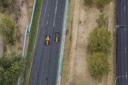 Fernando Alonso, McLaren MCL33 Renault, passeert Carlos Sainz Jr., Renault Sport F1 Team R.S. 18