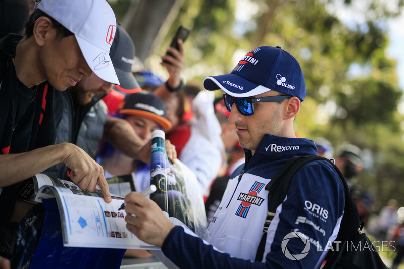 Robert Kubica, Williams imza dağıtıyor