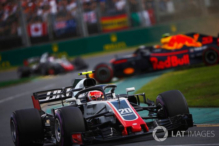 Kevin Magnussen, Haas F1 Team VF-18 Ferrari, et Max Verstappen, Red Bull Racing RB14 Tag Heuer