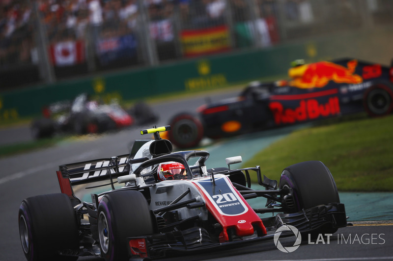 Кевин Магнуссен, Haas F1 Team VF-18, и Макс Ферстаппен, Red Bull Racing RB14