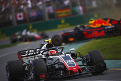 Кевин Магнуссен, Haas F1 Team VF-18, и Макс Ферстаппен, Red Bull Racing RB14