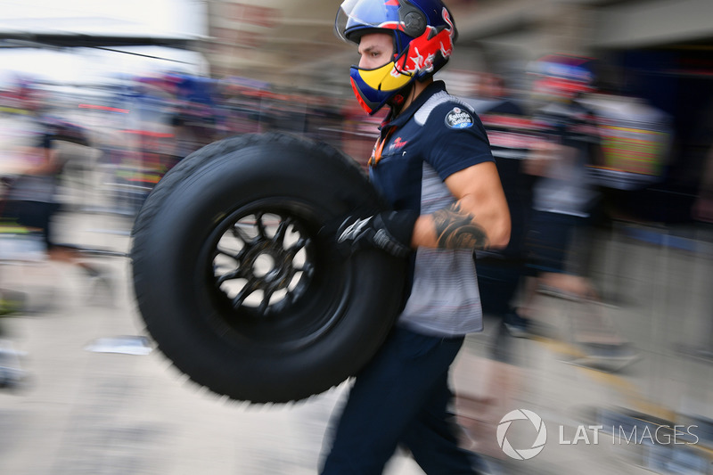 Red Bull Racing mekanikeri ve Pirelli