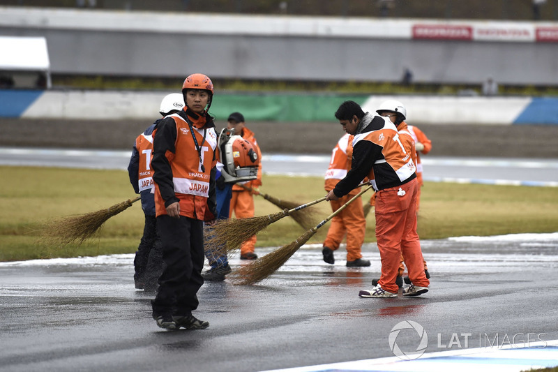 Marshals cleans the track