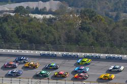 Даника Патрик, Stewart-Haas Racing Ford, Денни Хэмлин, Joe Gibbs Racing Toyota и Джейми Макмарри, Chip Ganassi Racing Chevrolet