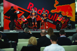 Pol Espargaro, Red Bull KTM Factory Racing, Bradley Smith, Red Bull KTM Factory Racing con Alex Hofmann