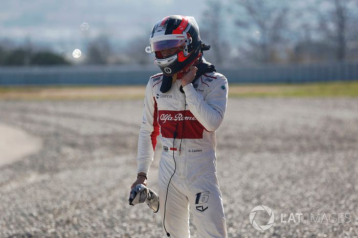 Charles Leclerc, el equipo Alfa Romeo Sauber F1 camina después de chocar
