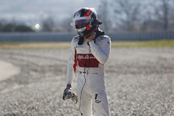 Charles Leclerc, el equipo Alfa Romeo Sauber F1 camina después de chocar