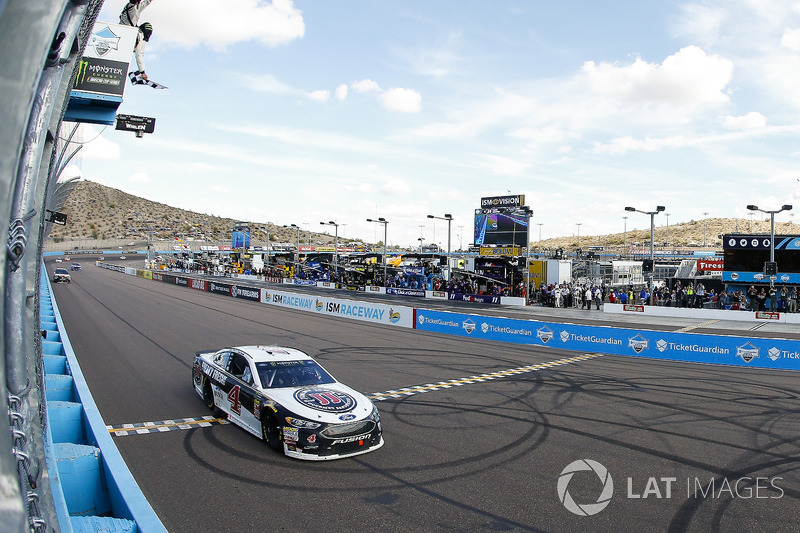 Kevin Harvick, Stewart-Haas Racing, Ford Fusion Jimmy John's takes the checkered flag