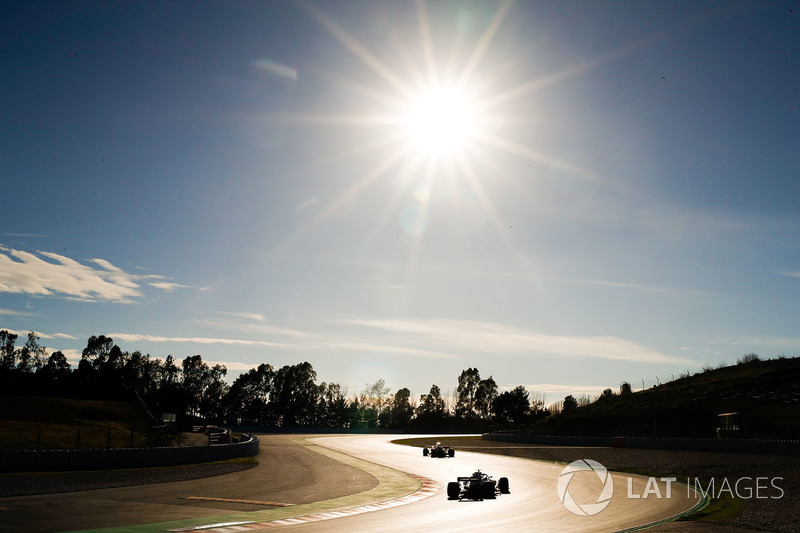 Kimi Raikkonen, Ferrari SF71H, Valtteri Bottas, Mercedes AMG F1 W09