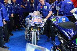 La moto de Maverick Viñales, Yamaha Factory Racing después del choque