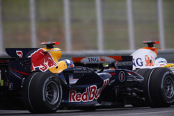 Fernando Alonso, Renault F1 Team R28 devance David Coulthard, Red Bull Racing RB4