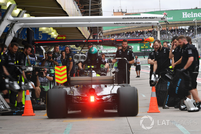Valtteri Bottas, Mercedes-Benz F1 W08 pit stop
