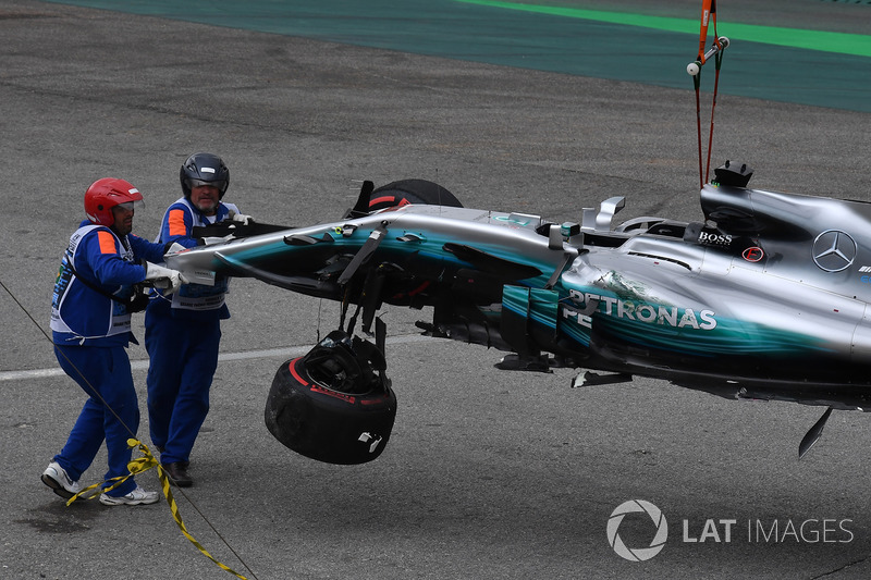 The crashed car of Lewis Hamilton, Mercedes-Benz F1 W08 is recovered in Q1