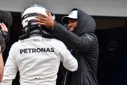 Lewis Hamilton, Mercedes AMG F1 fête la pole de Valtteri Bottas, Mercedes AMG F1 dans le Parc Fermé