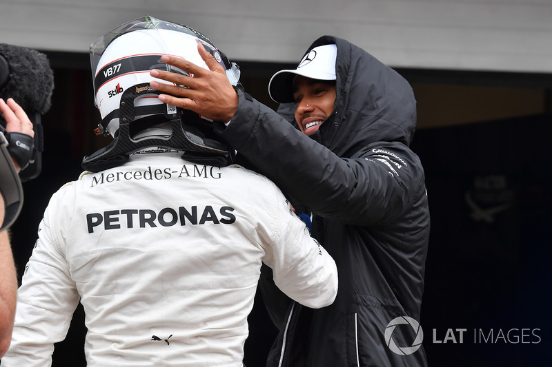 Lewis Hamilton, Mercedes AMG F1 celebra con el ganador de la pole Valtteri Bottas, Mercedes AMG F1 en parc ferme