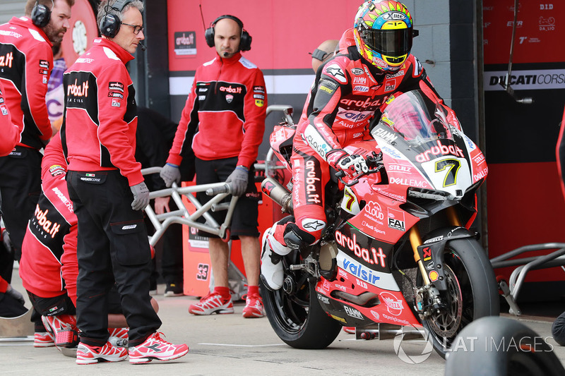 Chaz Davies, Aruba.it Racing-Ducati SBK TeamPirelli tyre change
