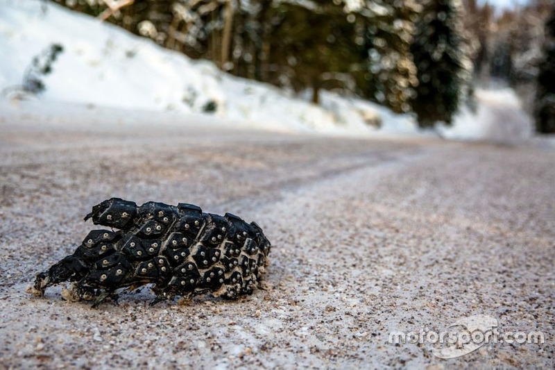 Un trozo de neumático en la pista