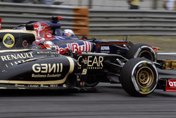Kimi Raikkonen, Lotus E20 Renault, attempts to pass Daniel Ricciardo, Toro Rosso STR7 Ferrari