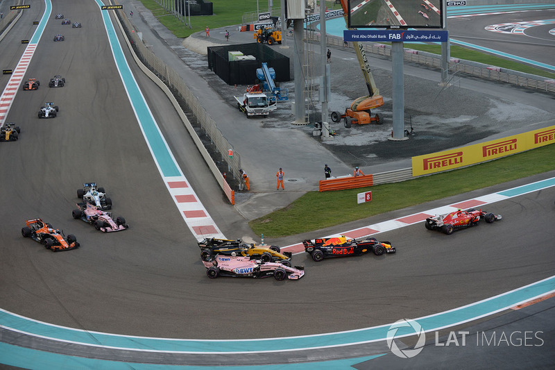 Nico Hulkenberg, Renault Sport F1 Team RS17 and Esteban Ocon, Sahara Force India VJM10 battle for position at the start of the race