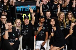 Исполнительный директор Mercedes AMG F1 Тото Вольф, победитель Валттери Боттас и его жена Эмилия, Ль