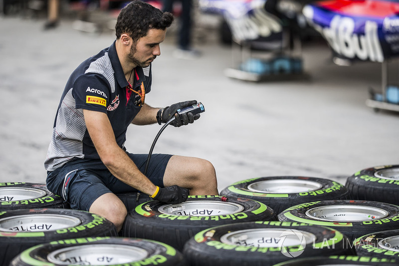 Scuderia Toro Rosso mechanic and Pirelli tyres