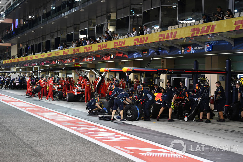 Daniel Ricciardo, Red Bull Racing RB13 pit stop
