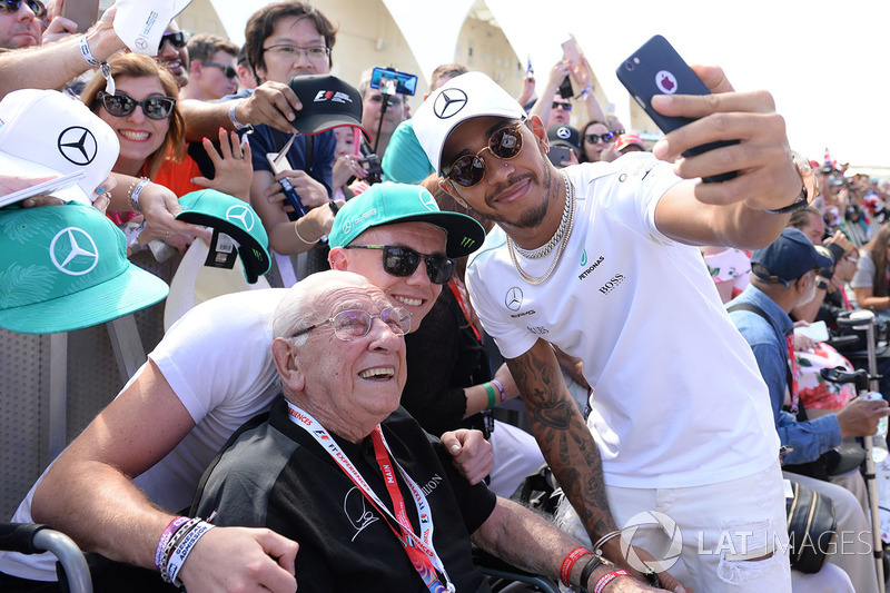 Lewis Hamilton, Mercedes AMG F1 fans selfie