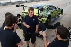 Director técnico de AMR Dan Sayers con el Martin Aston de carreras Aston Martin Vantage GTE 2018