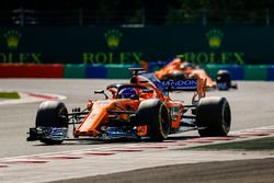 Fernando Alonso, McLaren MCL33, precede Stoffel Vandoorne, McLaren MCL33