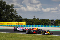 Max Verstappen, Red Bull Racing RB14, leads Sergio Perez, Force India VJM11