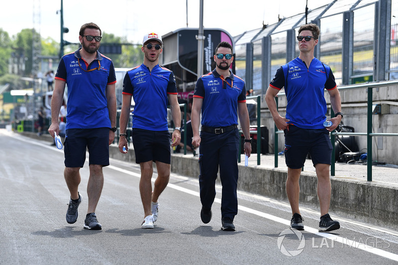 Pierre Gasly, Scuderia Toro Rosso, cammina lungo il circuito