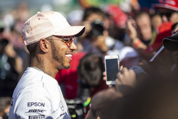 Lewis Hamilton, Mercedes-AMG F1, taraftarlara imza dağıtıyor