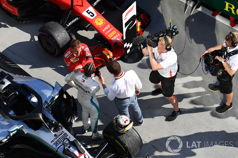 Yarış galibi Lewis Hamilton, Mercedes-AMG F1, Parc ferme ve Sebastian Vettel, Ferrari