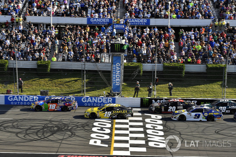 Kyle Busch, Joe Gibbs Racing, Toyota Camry M&M's Caramel leads