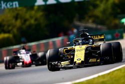Nico Hulkenberg, Renault Sport F1 Team R.S. 18, devant Romain Grosjean, Haas F1 Team VF-18