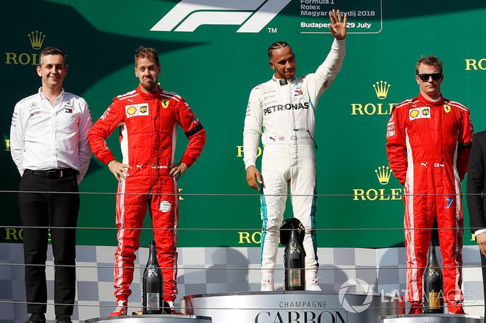 Ganador de la carrera Lewis Hamilton, Mercedes AMG F1, segundo clasificado Sebastian Vettel, Ferrari, tercer clasificado Kimi Raikkonen, Ferrari