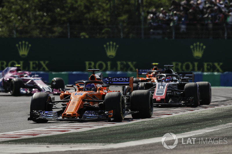 Fernando Alonso, McLaren MCL33, delante de Romain Grosjean, Haas F1 Team VF-18, y Stoffel Vandoorne, McLaren MCL33