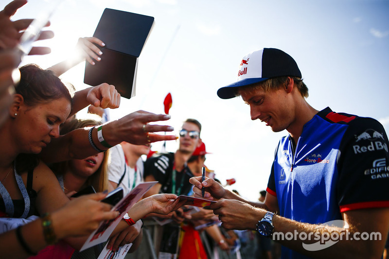 Brendon Hartley, Toro Rosso STR13 with fans